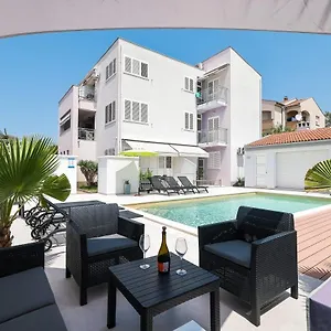 Leona Apartman